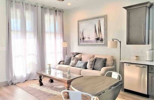 Southeast Pensacola Cottage | Charming Getaway | 12 minutes to Beach