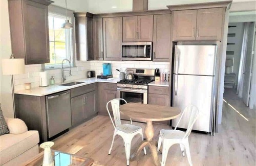 Southeast Pensacola Cottage | Charming Getaway | 12 minutes to Beach