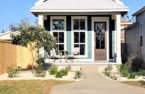 Southeast Pensacola Cottage | Charming Getaway | 12 minutes to Beach
