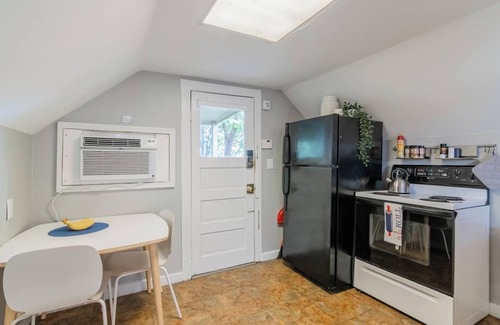 West Plaza House | Charming Hideaway Near Food and Fun | 16