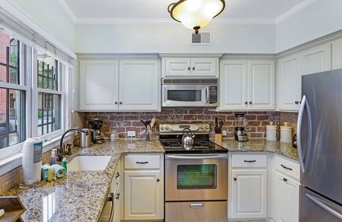 Historic Downtown Savannah House | Charming Historic Cottage One Block to Forsyth by Lucky Savannah