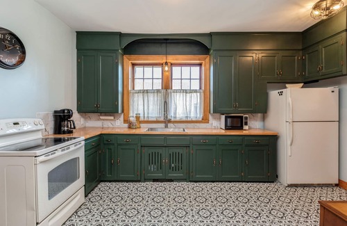 Chaska House | Charming Historic Home. Large 5 bed 2 bath- close to everything