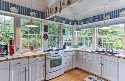 Federal Way House | Charming Historic Retreat Near Poverty Bay!