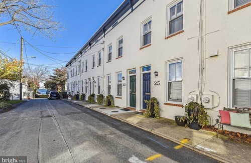 Eastport House | Charming Historic Row House in The Heart of Eastport's Horn Point