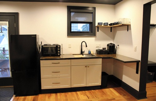 Downtown Apartment | Charming historical loft in Downtown Lansing with Capitol views & cozy vibes !