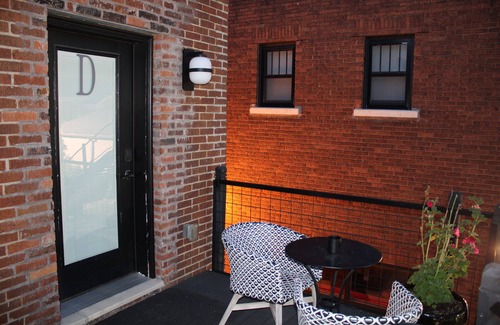 Downtown Apartment | Charming historical loft in Downtown Lansing with Capitol views & cozy vibes !