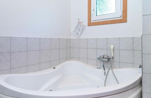 Grønninghoved Strand House | Charming Holiday Home in Jutland with Private Whirlpool