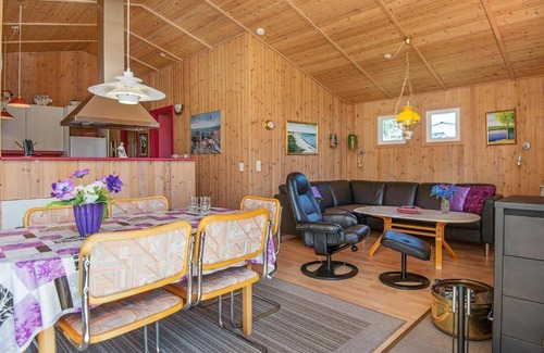 Grønninghoved Strand House | Charming Holiday Home in Jutland with Private Whirlpool