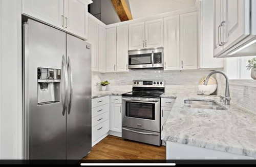 Fairway House | Charming Home in ❤︎ of KC 2 BDR/2 BA (sleeps 4-6)