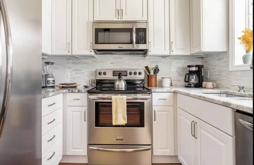 Fairway House | Charming Home in ❤︎ of KC 2 BDR/2 BA (sleeps 4-6)