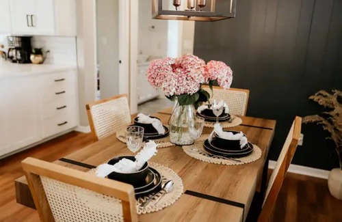 Sugarcreek Cottage | Charming Home in the heart of Amish Country!