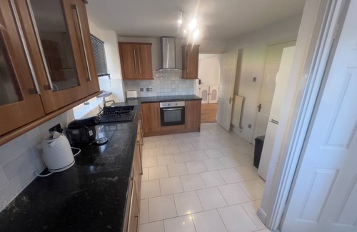 Dunstable House | Charming Houghton Regis House with 4 Bedrooms