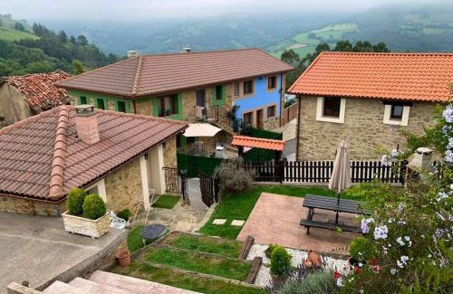 Las Rubias House | Charming house in Biescas with shared pool