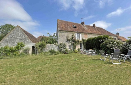 Sarceaux Cottage | Charming House in Sarceaux with WIFI and Pets Allowed