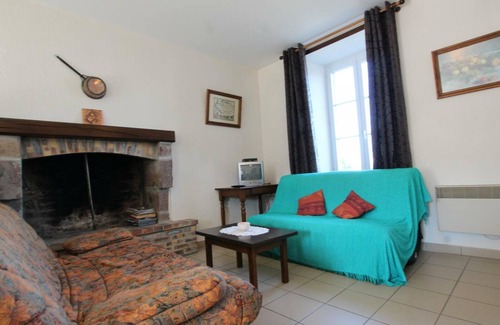 Ver Cottage | Charming house with fireplace in South Manche, pets allowed