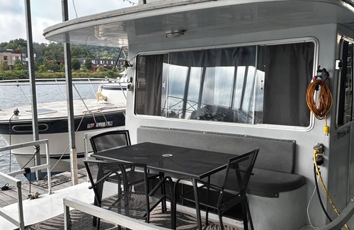 Downtown Knoxville Boat Rental | Charming houseboat with 2+ bedrooms, awesome riverfront location in Knoxvillen