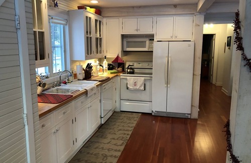 Harbert Cottage | Charming lake cottage