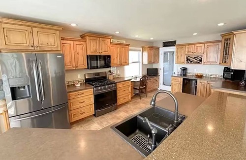 Hubbard Lake House | Charming Lake Front Cabin - 3-bedroom house with AC, WiFi in serene Hubbard Lake