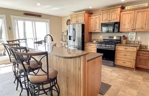 Hubbard Lake House | Charming Lake Front Cabin - 3-bedroom house with AC, WiFi in serene Hubbard Lake