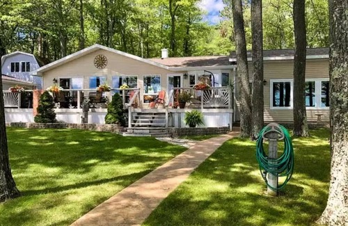 Hubbard Lake House | Charming Lake Front Cabin - 3-bedroom house with AC, WiFi in serene Hubbard Lake
