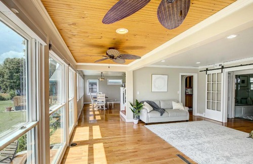 Oshkosh House | Charming Lake Winnebago Retreat Dock and View!