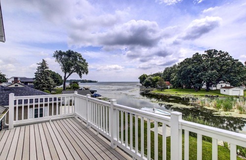 Oshkosh House | Charming Lake Winnebago Retreat Dock and View!