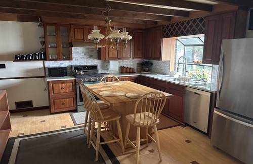 White Mills House | Charming Lakefront Retreat: Stunning Views, Cozy Ambiance