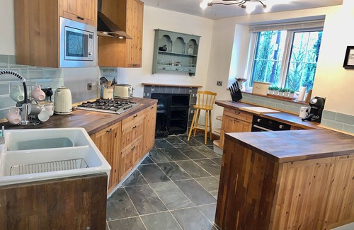 Abergavenny Cottage | Charming Large Detached Cottage in the Brecon Beacons Park