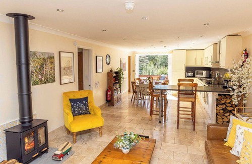 Yalding Cottage | Charming Lavender Cottage with Gardens, Tennis & Family Fun