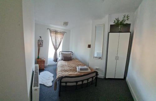 Lincoln House | Charming Lincoln Cottage Family & Pet-Friendly