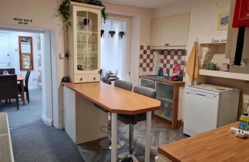 Lincoln House | Charming Lincoln Cottage Family & Pet-Friendly
