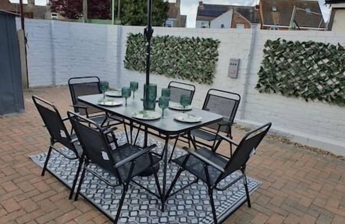 Lowestoft House | Charming Lowestoft Home 4 Bedrooms (sleeps 8) 2 Bathrooms 8 minutes to Beach