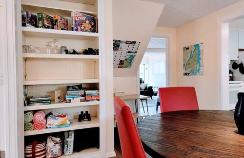 Kingston Cottage | Charming main street Kingston cottage - walk to ferry and waterfront!