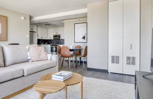 Illinois Medical District Apartment | Charming Medical District 1BR w/ Gym + W/D, 1 block to L, by Blueground