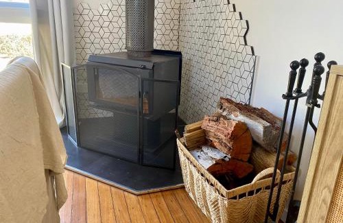 Stanthorpe House | Charming Mid Century Bungalow- Entire home