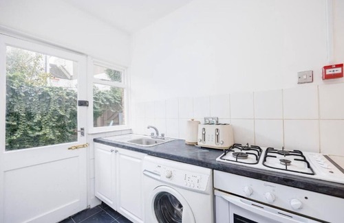 Southend-on-Sea Apartment | Charming & Modern 2BR City Centre Near High St by Luxiety Stays