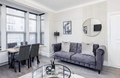 Southend-on-Sea Apartment | Charming & Modern 2BR City Centre Near High St by Luxiety Stays