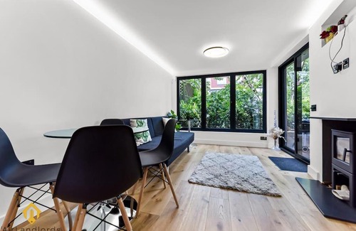 Fortis Green House | Charming Modern Chic Pad Summer House