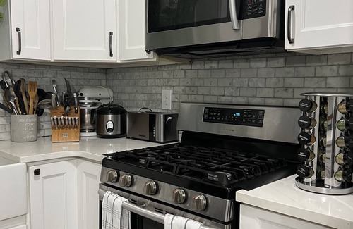 Malverne House | Charming Modern Farmhouse - Entire 1st Floor