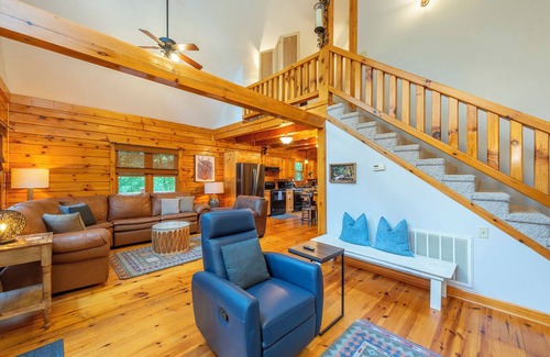 Burnsville Cabin | Charming Mtn Cabin, Hot Tub+Fire Pit, Grill, 5 Min to Town, WiFi, Pet friendly!