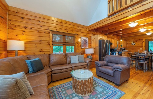 Burnsville Cabin | Charming Mtn Cabin, Hot Tub+Fire Pit, Grill, 5 Min to Town, WiFi, Pet friendly!