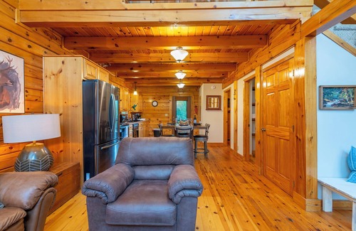 Burnsville Cabin | Charming Mtn Cabin, Hot Tub+Fire Pit, Grill, 5 Min to Town, WiFi, Pet friendly!