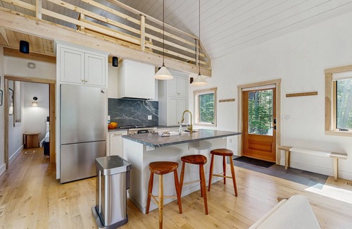 East Boothbay House | Charming New Home with Hot Tub, Spacious Deck, Gas Grill, WiFi, and Washer/Dryer