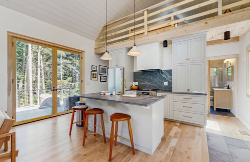 East Boothbay House | Charming New Home with Hot Tub, Spacious Deck, Gas Grill, WiFi, and Washer/Dryer