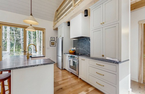 East Boothbay House | Charming New Home with Hot Tub, Spacious Deck, Gas Grill, WiFi, and Washer/Dryer