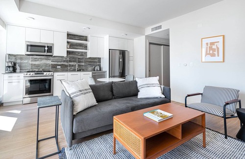 Downtown Oakland Apartment | Charming Oakland 1BR w/AC, W/D, Sky Deck, next to BART, by Blueground