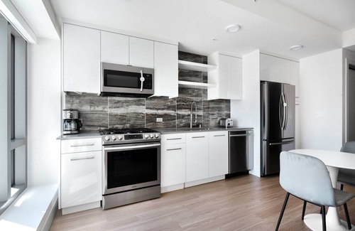 Downtown Oakland Apartment | Charming Oakland 1BR w/AC, W/D, Sky Deck, next to BART, by Blueground