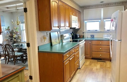 Rehoboth Beach Cottage | Charming Ocean Block Pines Cottage, Steps to Beach & Boardwalk – Perfect Getaway