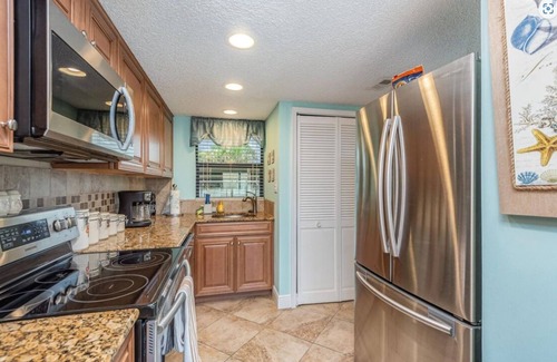 Glenwood Condo | Charming Oceanfront 2-Bedroom Condo in Superb Ormond/Daytona Beach with AC, WiFi