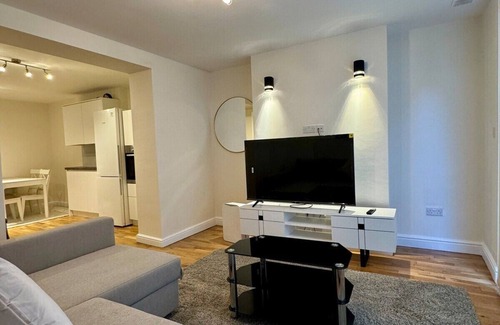 Harrow Road Apartment | Charming OneBedroom Sutherland Ave Central LondonE